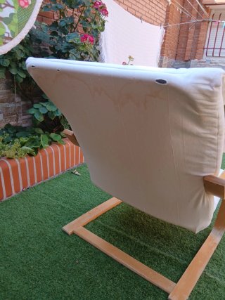 Butaca blanca de tela y madera