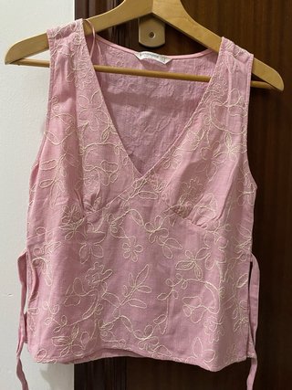 Top Stradivarius rosa bordado S