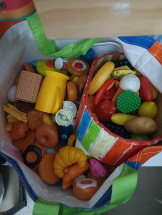 Cocinita de Ikea con cacharos y una caja de comida