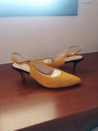 Zapatos de tacón amarillos y negros