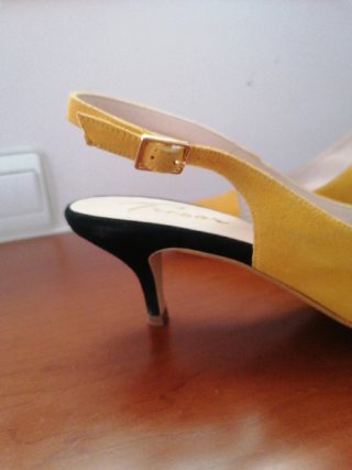 Zapatos de tacón amarillos y negros