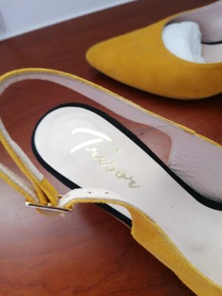 Zapatos de tacón amarillos y negros