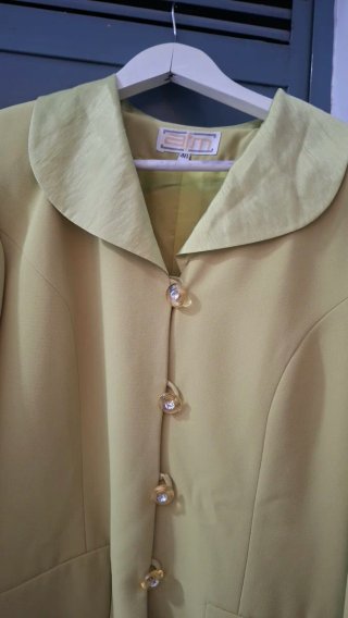 Traje verde pistacho chaqueta y falda