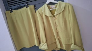 Traje verde pistacho chaqueta y falda