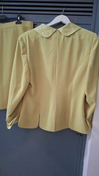 Traje verde pistacho chaqueta y falda