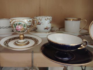 Tazze da caffè antiche con descrizione
