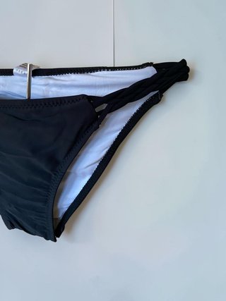Bikini negro con tiras cruzadas
