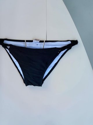 Bikini negro con tiras cruzadas