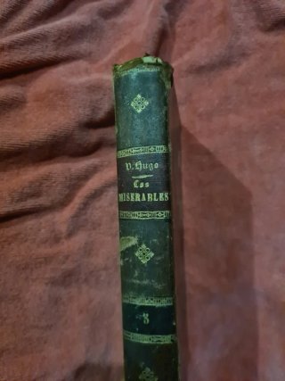 Libro antiguo los miserables de Víctor Hugo
