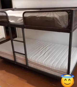Letto a castello in metallo grigio