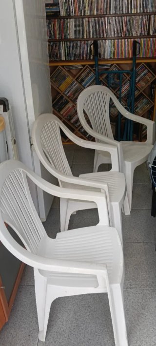Tres sillas de plástico blancas