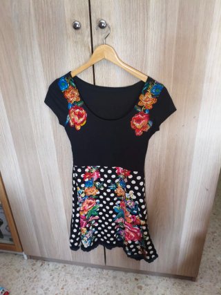 Vestido negro con estampado floral y lunares
