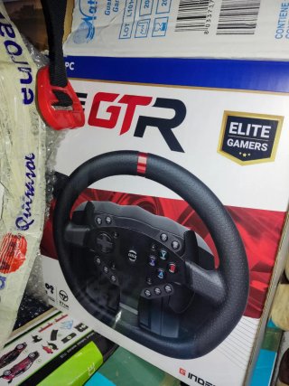 Volante Logitech con Pedales y Palanca