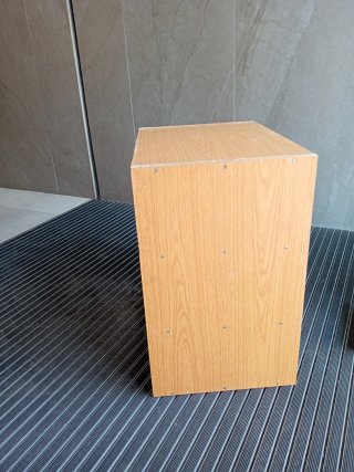 Pequeña estantería de madera y metal