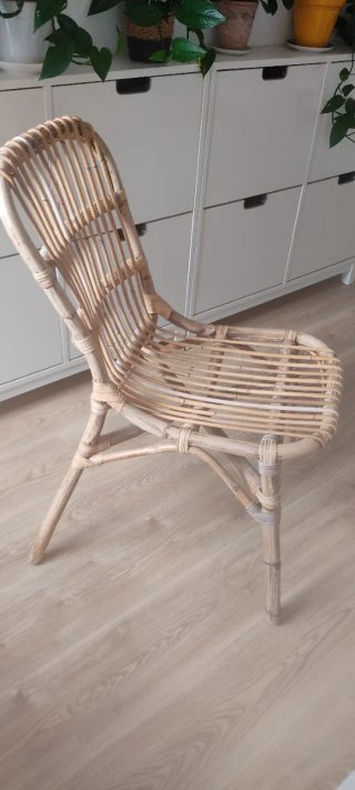 Sillón de mimbre.