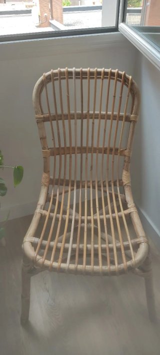 Sillón de mimbre.