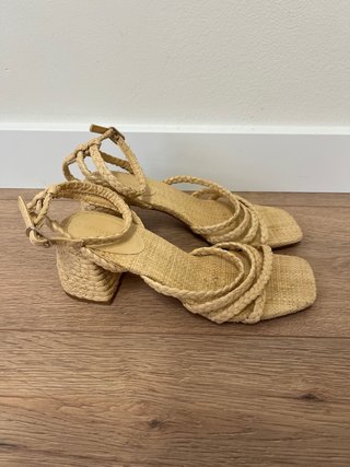Sandalias Stradivarius beige T36