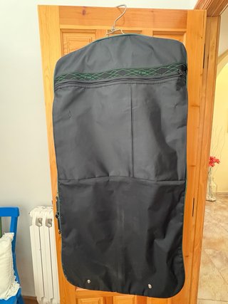 Funda para traje de viaje negra y verde.