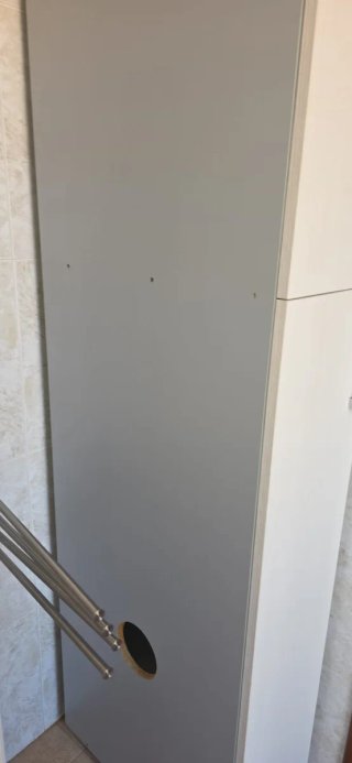 Mueble organizador añto de cocina, blanco y gris.