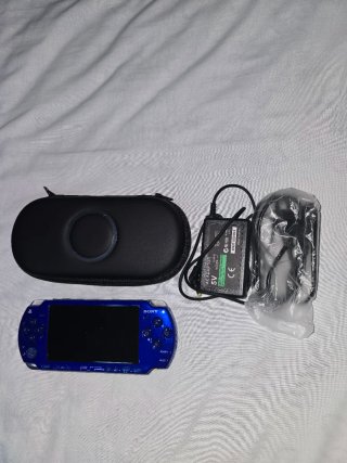 PSP Blu con custodia e caricatore