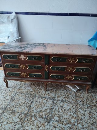 Cómoda antigua de madera y mármol