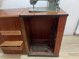 Máquina de coser Refley con mueble