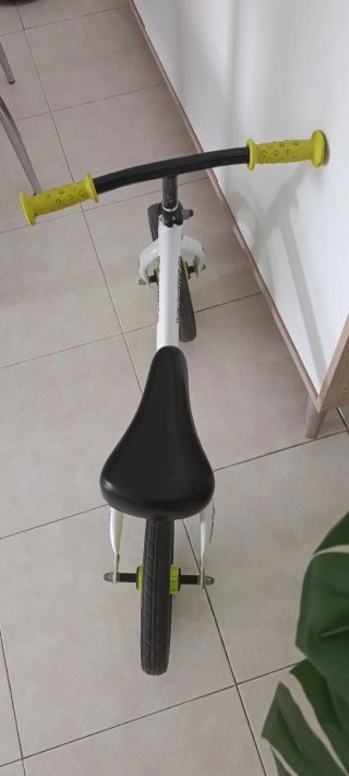 Bici sin pedales blanca y verde,decathlon