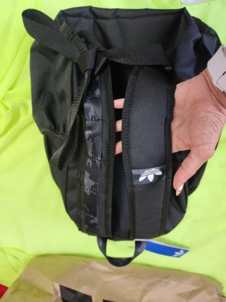 Mochila Adidas Negra y Gris Camuflaje 40x30x14cm
