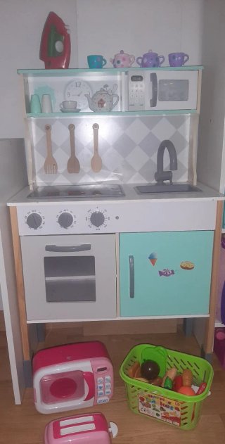 Cocinita de juguete de madera con acessorios como
