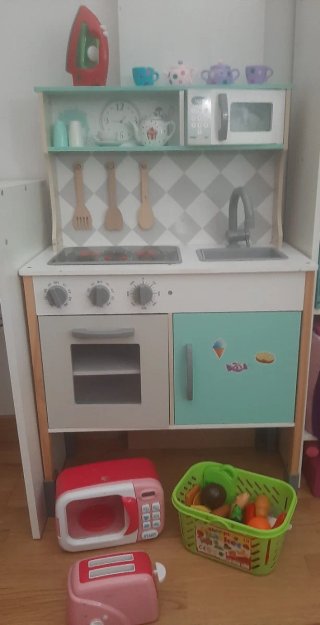 Cocinita de juguete de madera con acessorios como