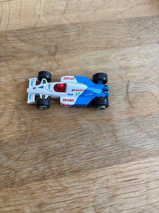 Coche de carreras azul y blanco