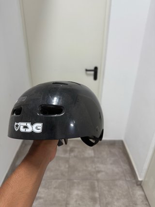 Patineta infantil con casco y protecciones
