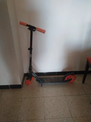 Patinete negro y Naranja
