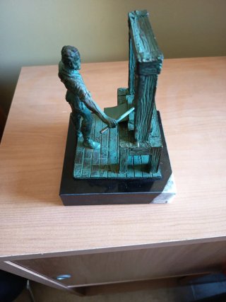 Figura bronce Maquinpres S.A.