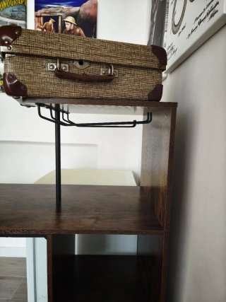 Mesa bar con botellero y cesta