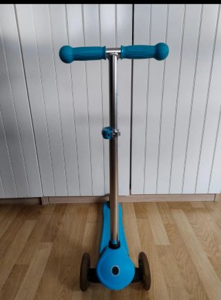 Patinete infantil azul con protecciones