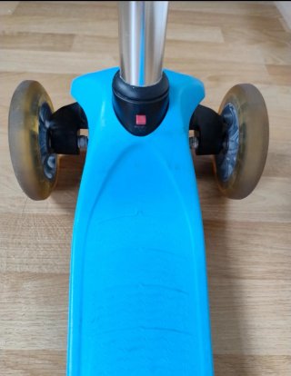 Patinete infantil azul con protecciones