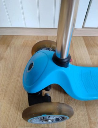 Patinete infantil azul con protecciones