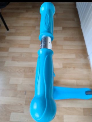 Patinete infantil azul con protecciones