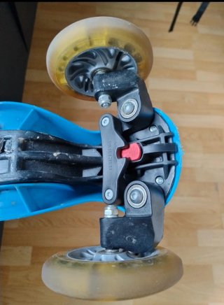 Patinete infantil azul con protecciones