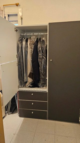 Armario modular IKEA gris y blanco desmontado.