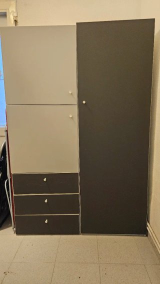 Armario modular IKEA gris y blanco desmontado.