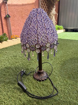 Lámpara de mesa morada y transparente