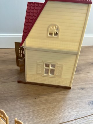 Casita Sylvanian Families con muñecos y accesorios