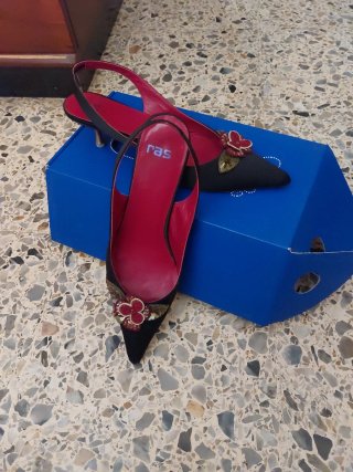 Zapatos de tacón negros con detalle floral