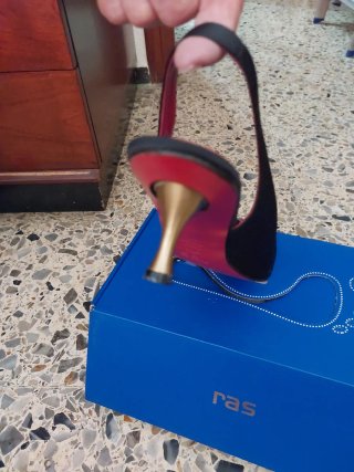 Zapatos de tacón negros con detalle floral