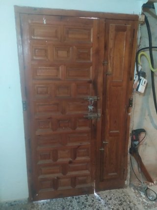Puerta de entrada de madera con cristal
