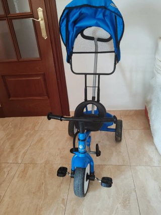 Triciclo infantil azul con capota