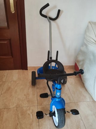 Triciclo infantil azul con capota