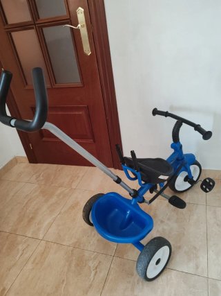 Triciclo infantil azul con capota